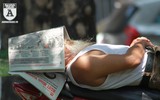 Người lao động Hà Nội vất vả mưu sinh trong nắng lửa đầu hè